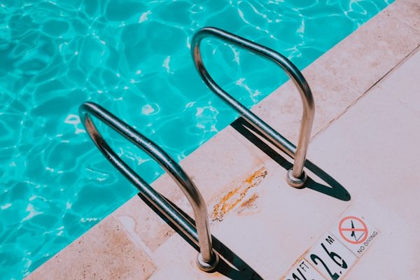 Détente idéale: camping Île de Ré avec piscine et mer
